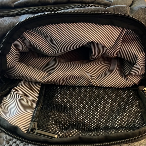 SwissGear back pack. Virtually brand new, used for two weeks after purchase. - Picture 6 of 7